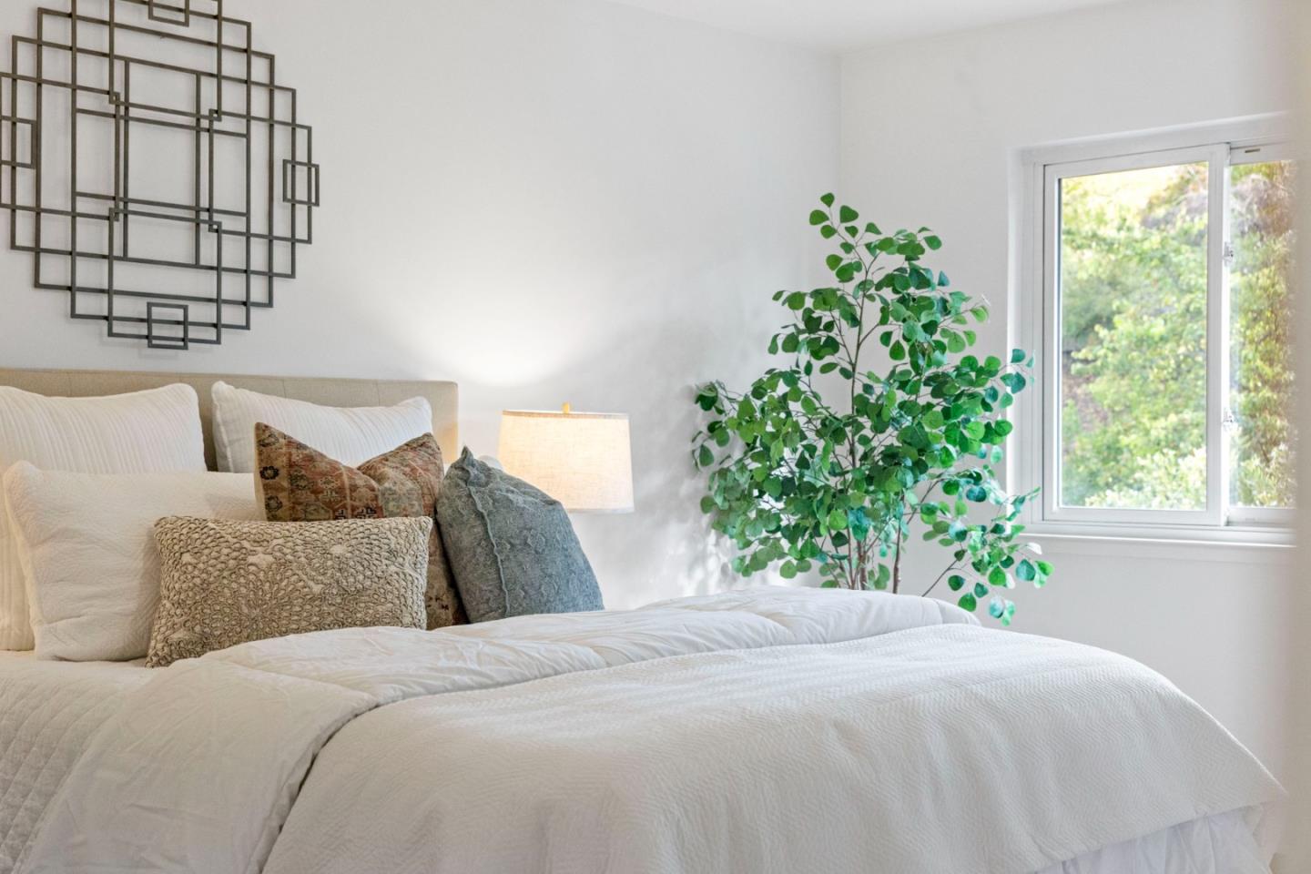 Detail Gallery Image 31 of 57 For 2713 Comstock Cir, Belmont,  CA 94002 - 5 Beds | 2/1 Baths