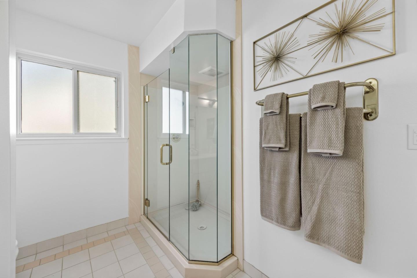 Detail Gallery Image 36 of 57 For 2713 Comstock Cir, Belmont,  CA 94002 - 5 Beds | 2/1 Baths