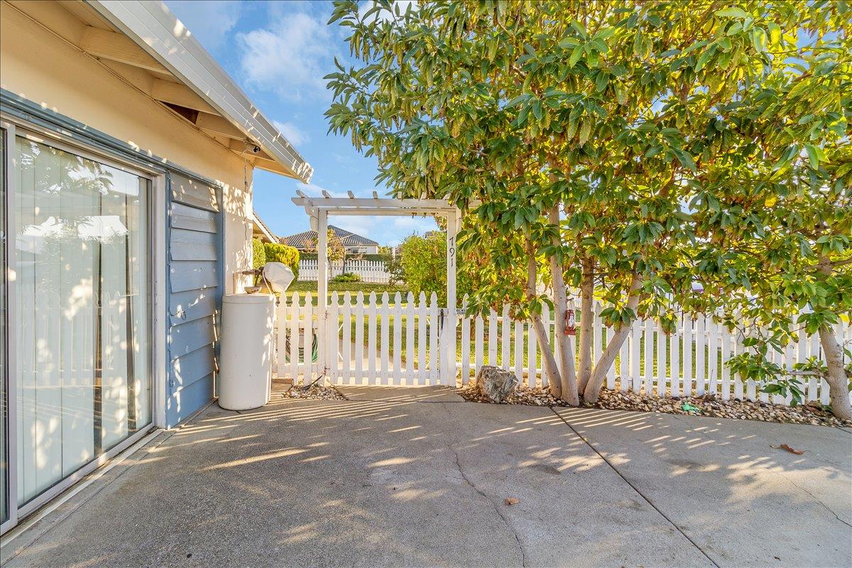 Detail Gallery Image 6 of 34 For 791 El Camino Paraiso, Hollister,  CA 95023 - 3 Beds | 1/1 Baths