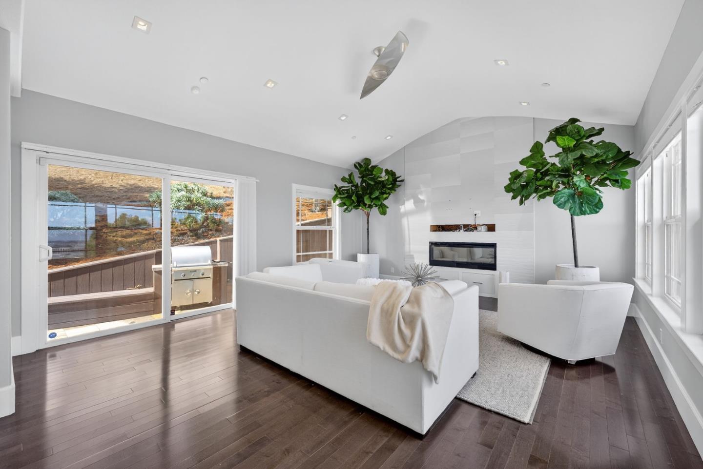 Detail Gallery Image 15 of 105 For 58 Hillcrest Rd, San Carlos,  CA 94070 - 4 Beds | 3/1 Baths