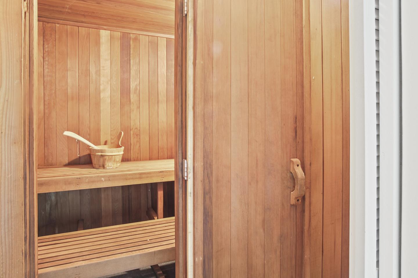 Detail Gallery Image 34 of 43 For 320 Grandview Dr, Woodside,  CA 94062 - 4 Beds | 3 Baths