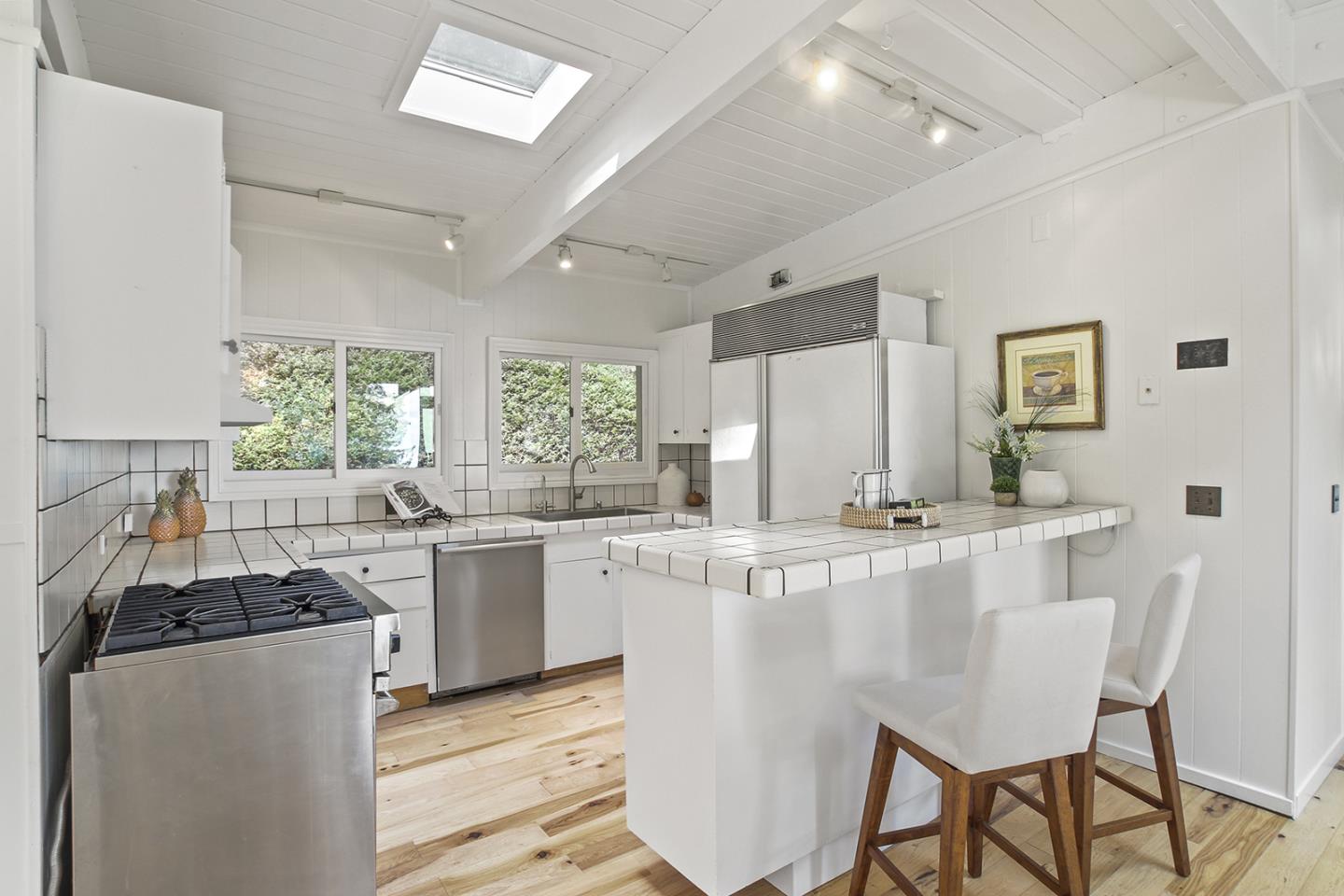 Detail Gallery Image 4 of 43 For 320 Grandview Dr, Woodside,  CA 94062 - 4 Beds | 3 Baths