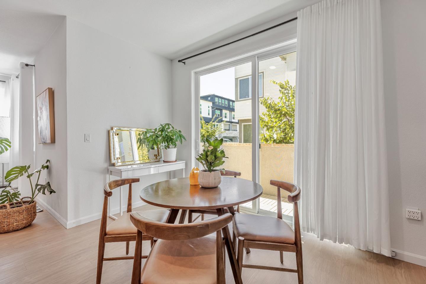 Detail Gallery Image 11 of 51 For 5565 Holly Bay Ave, Dublin,  CA 94568 - 4 Beds | 3/1 Baths