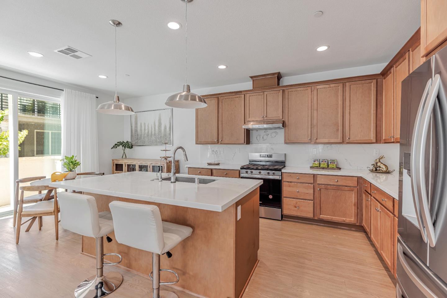 Detail Gallery Image 6 of 51 For 5565 Holly Bay Ave, Dublin,  CA 94568 - 4 Beds | 3/1 Baths