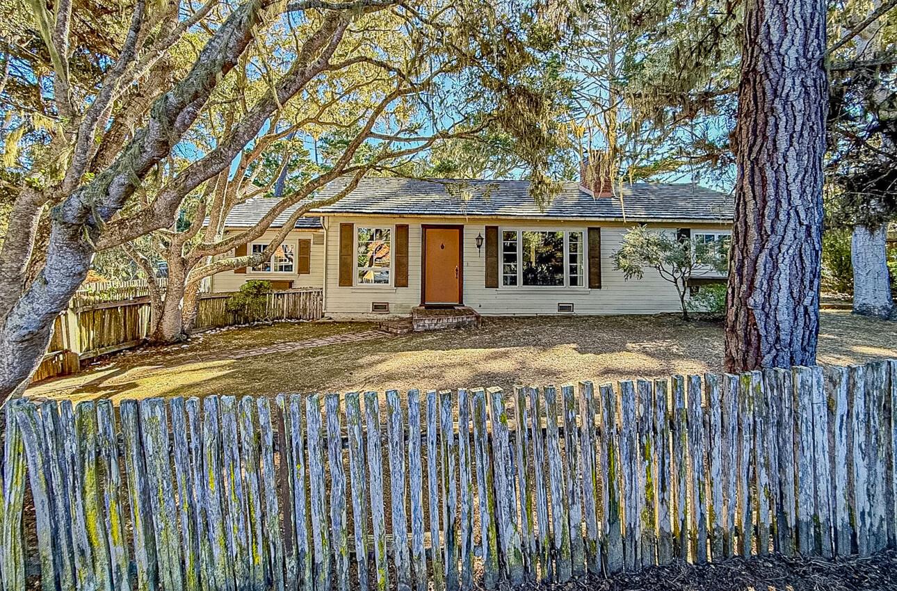 Detail Gallery Image 3 of 20 For 2983 Crescent Rd, Pebble Beach,  CA 93953 - 3 Beds | 1/1 Baths