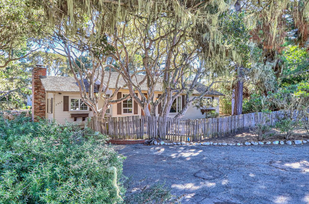 Detail Gallery Image 4 of 20 For 2983 Crescent Rd, Pebble Beach,  CA 93953 - 3 Beds | 1/1 Baths