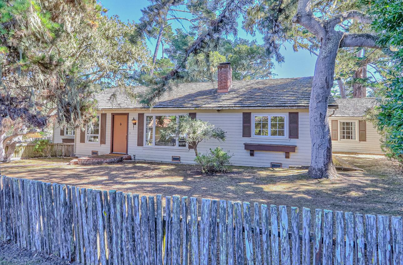 Detail Gallery Image 6 of 20 For 2983 Crescent Rd, Pebble Beach,  CA 93953 - 3 Beds | 1/1 Baths