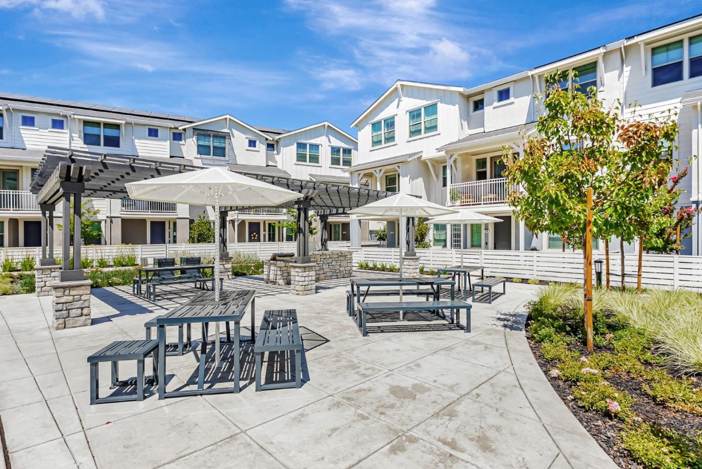 Detail Gallery Image 2 of 11 For 225 Oak Cir, Walnut Creek,  CA 94597 - 4 Beds | 3/1 Baths