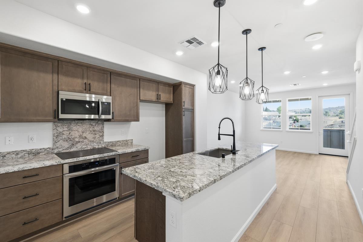 Detail Gallery Image 8 of 34 For 3824-3824a Norbridge Ave, Castro Valley,  CA 94546 - 4 Beds | 4 Baths