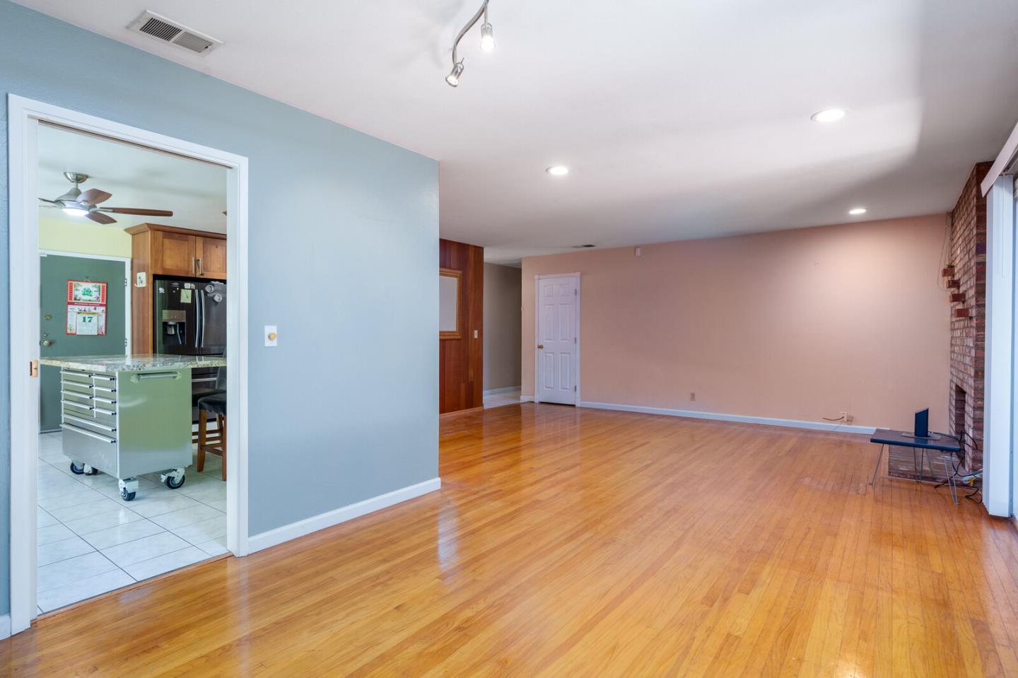 Detail Gallery Image 3 of 12 For 1014 W Homestead Rd, Sunnyvale,  CA 94087 - 4 Beds | 2 Baths