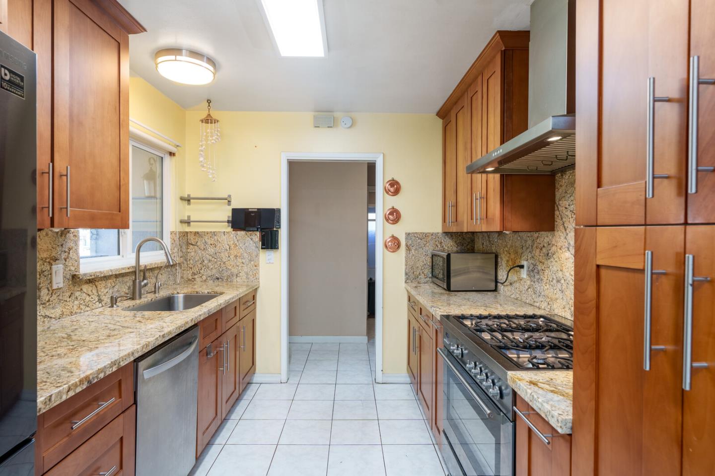 Detail Gallery Image 5 of 12 For 1014 W Homestead Rd, Sunnyvale,  CA 94087 - 4 Beds | 2 Baths