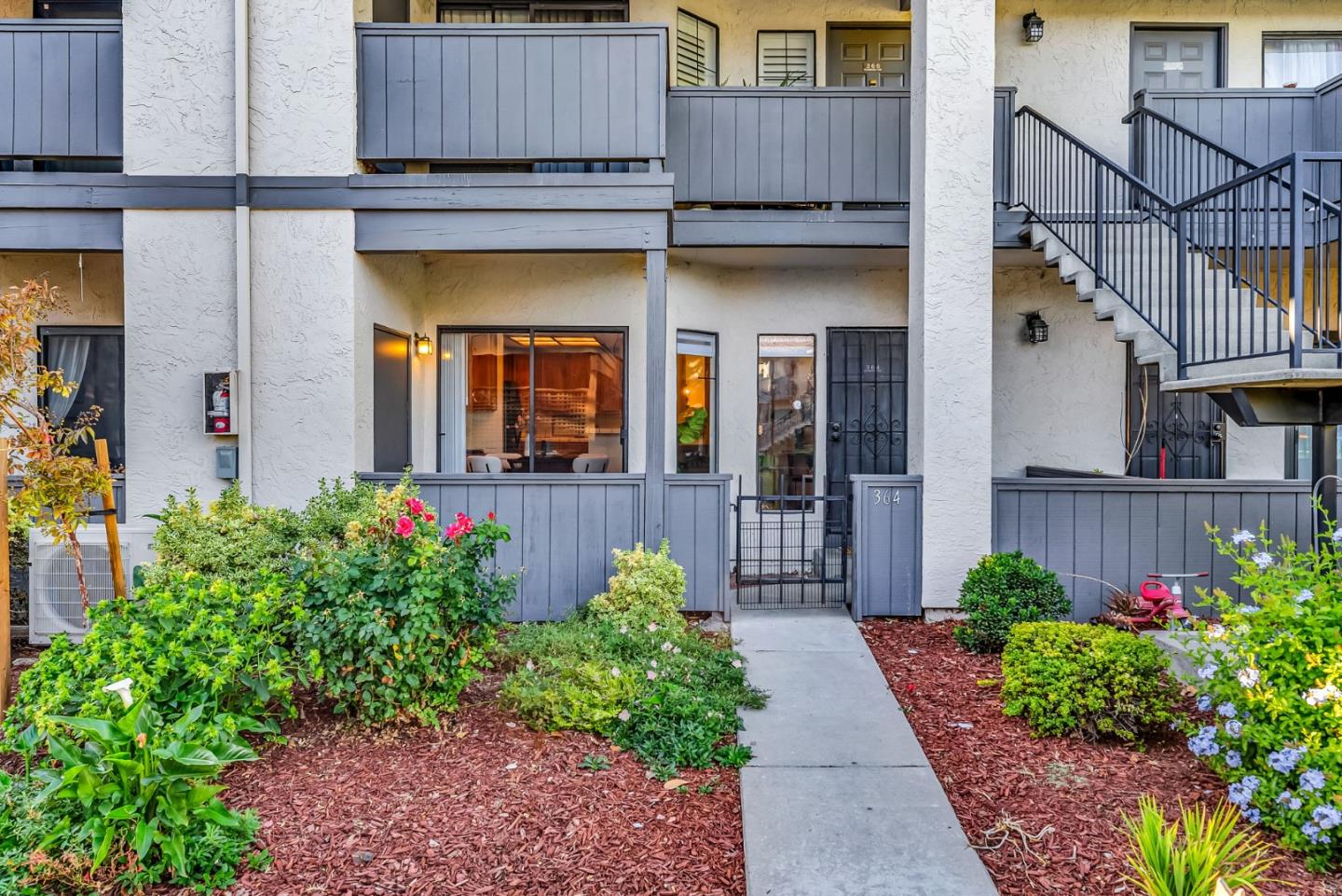 Detail Gallery Image 2 of 53 For 364 Kenbrook Cir, San Jose,  CA 95111 - 2 Beds | 2 Baths