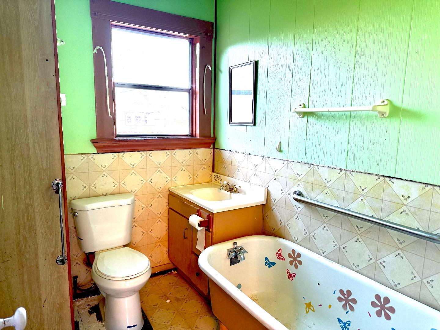 Detail Gallery Image 10 of 16 For 5706 Genoa St, Oakland,  CA 94608 - 4 Beds | 2 Baths