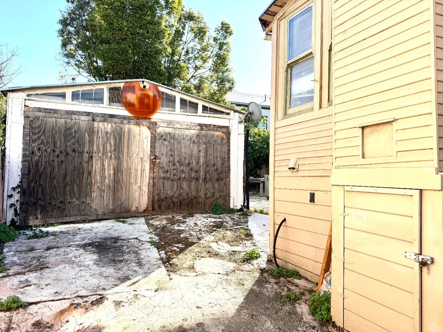 Detail Gallery Image 14 of 16 For 5706 Genoa St, Oakland,  CA 94608 - 4 Beds | 2 Baths