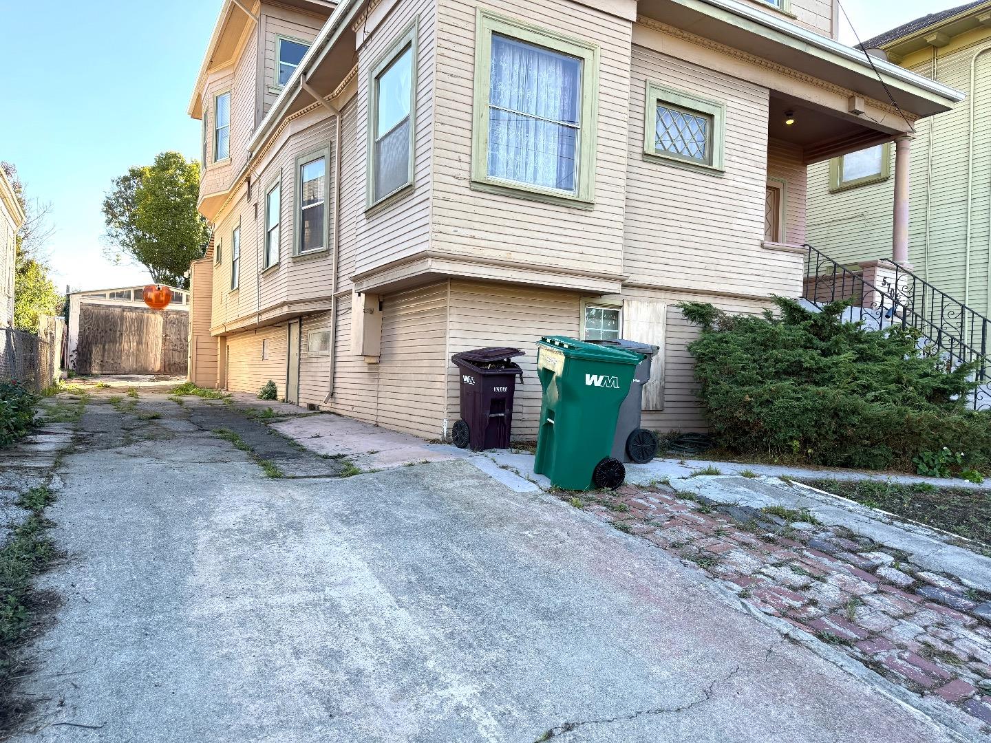 Detail Gallery Image 2 of 16 For 5706 Genoa St, Oakland,  CA 94608 - 4 Beds | 2 Baths