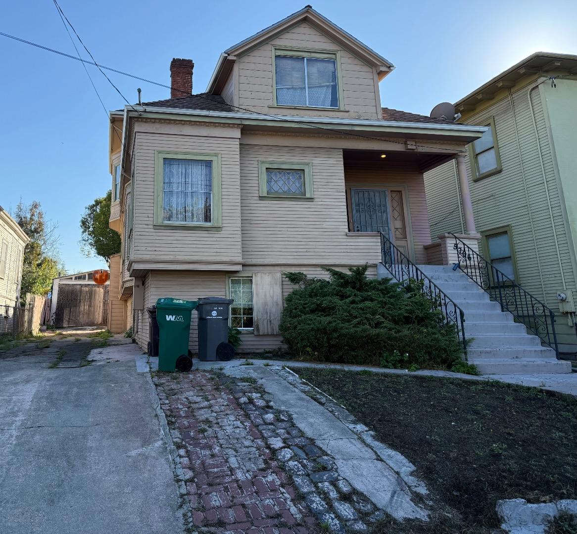 Detail Gallery Image 3 of 16 For 5706 Genoa St, Oakland,  CA 94608 - 4 Beds | 2 Baths