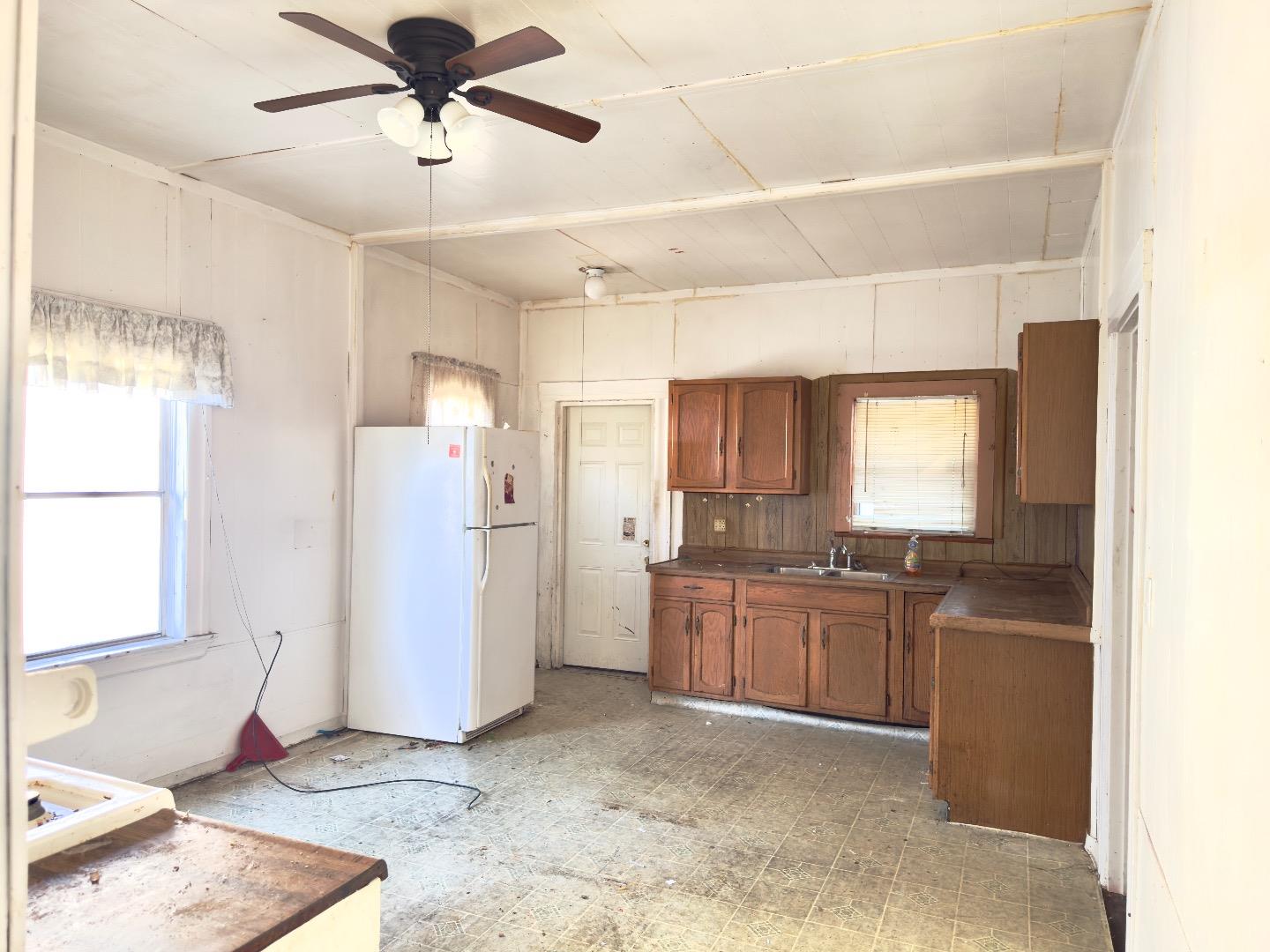 Detail Gallery Image 7 of 16 For 5706 Genoa St, Oakland,  CA 94608 - 4 Beds | 2 Baths