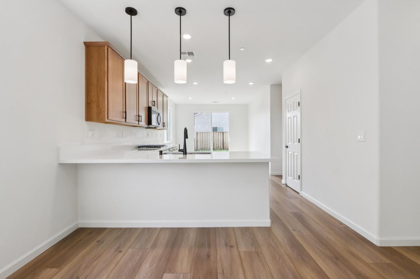 Detail Gallery Image 13 of 35 For 1871 Amaryllis Dr, Hollister,  CA 95023 - 4 Beds | 3 Baths