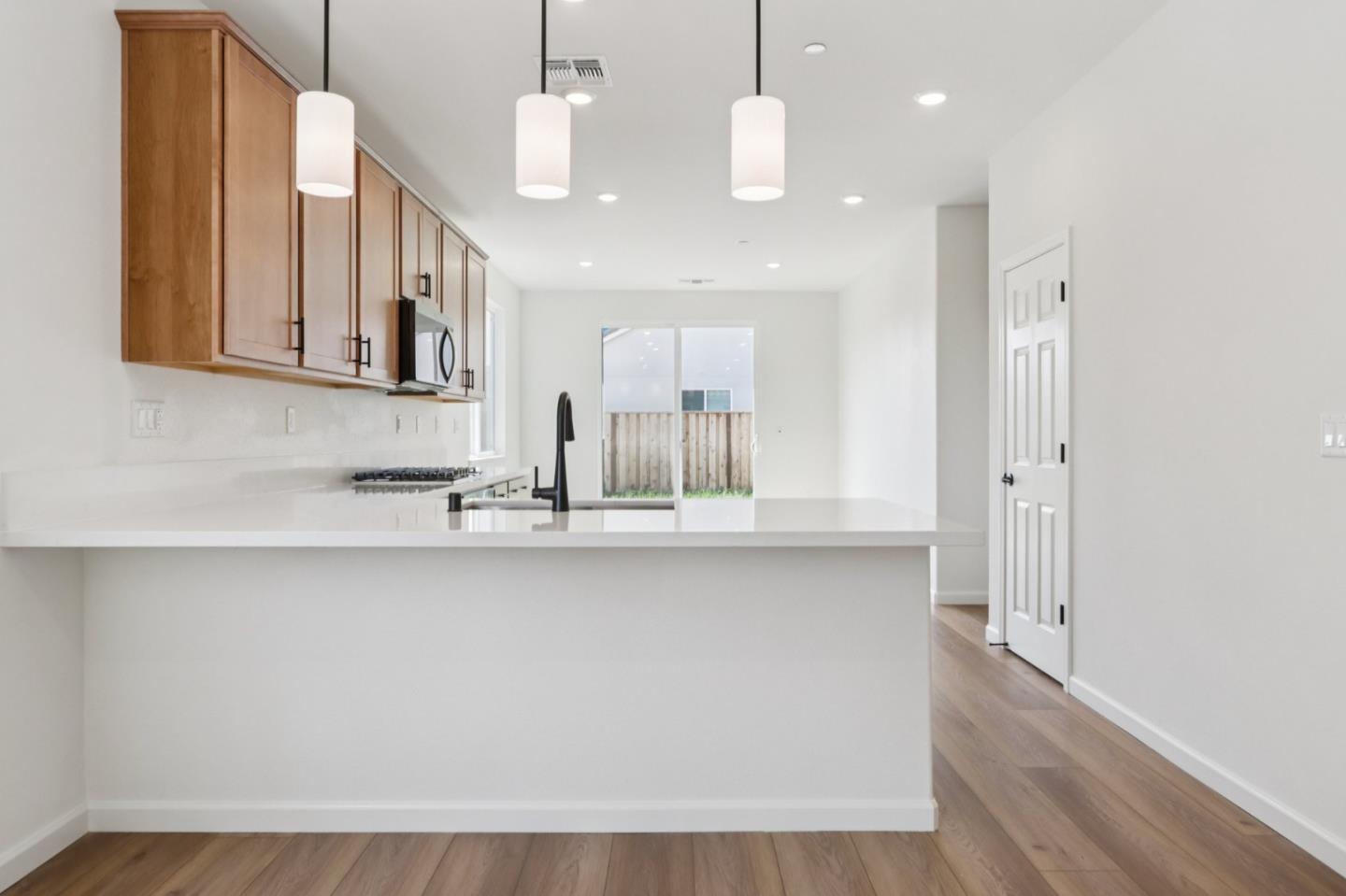 Detail Gallery Image 14 of 35 For 1871 Amaryllis Dr, Hollister,  CA 95023 - 4 Beds | 3 Baths