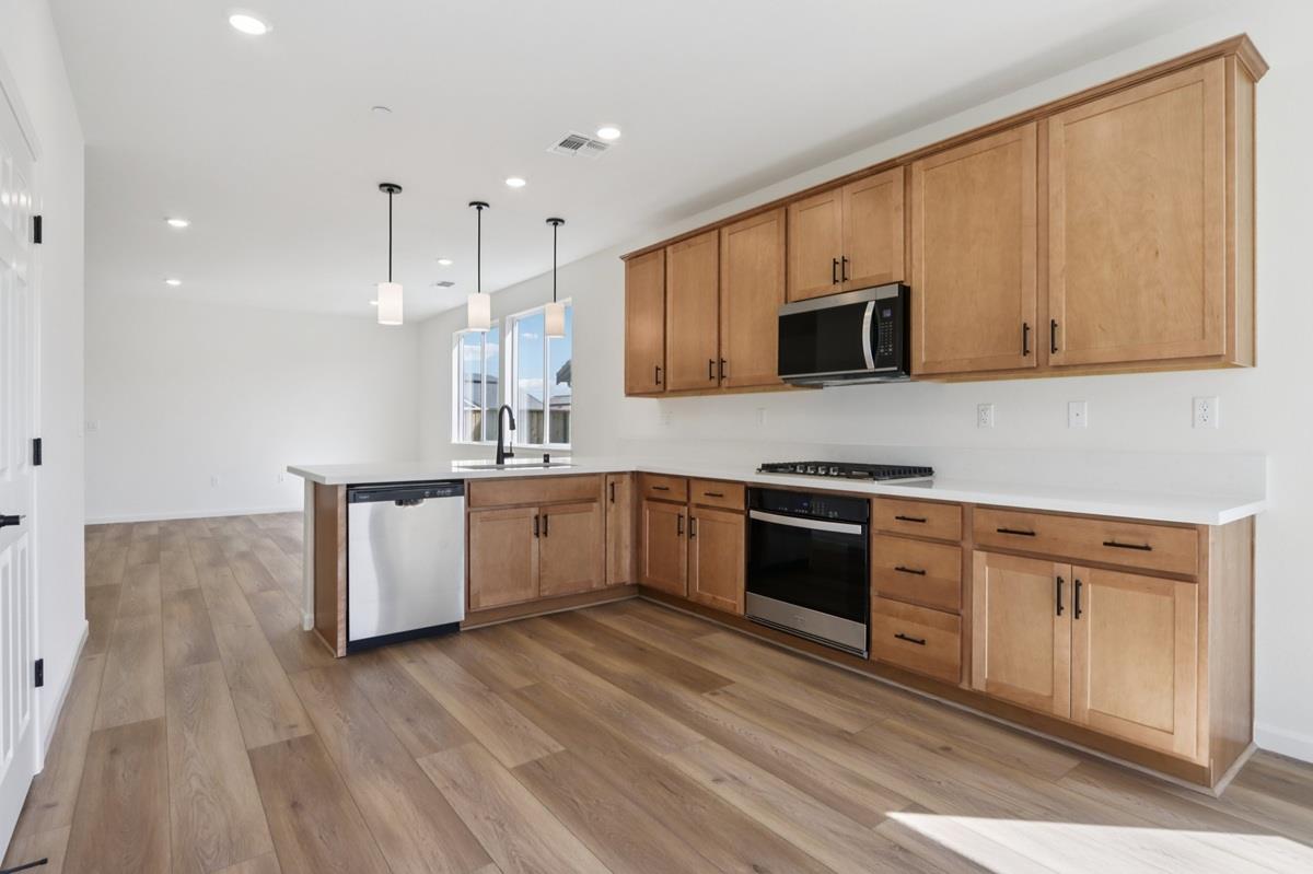 Detail Gallery Image 15 of 35 For 1871 Amaryllis Dr, Hollister,  CA 95023 - 4 Beds | 3 Baths