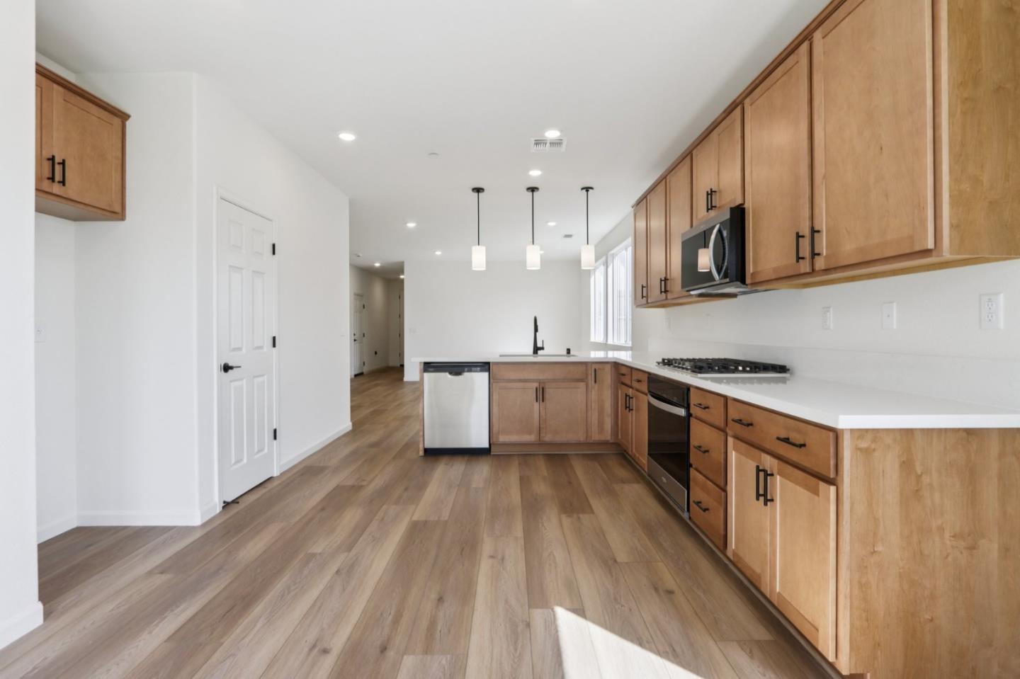 Detail Gallery Image 16 of 35 For 1871 Amaryllis Dr, Hollister,  CA 95023 - 4 Beds | 3 Baths