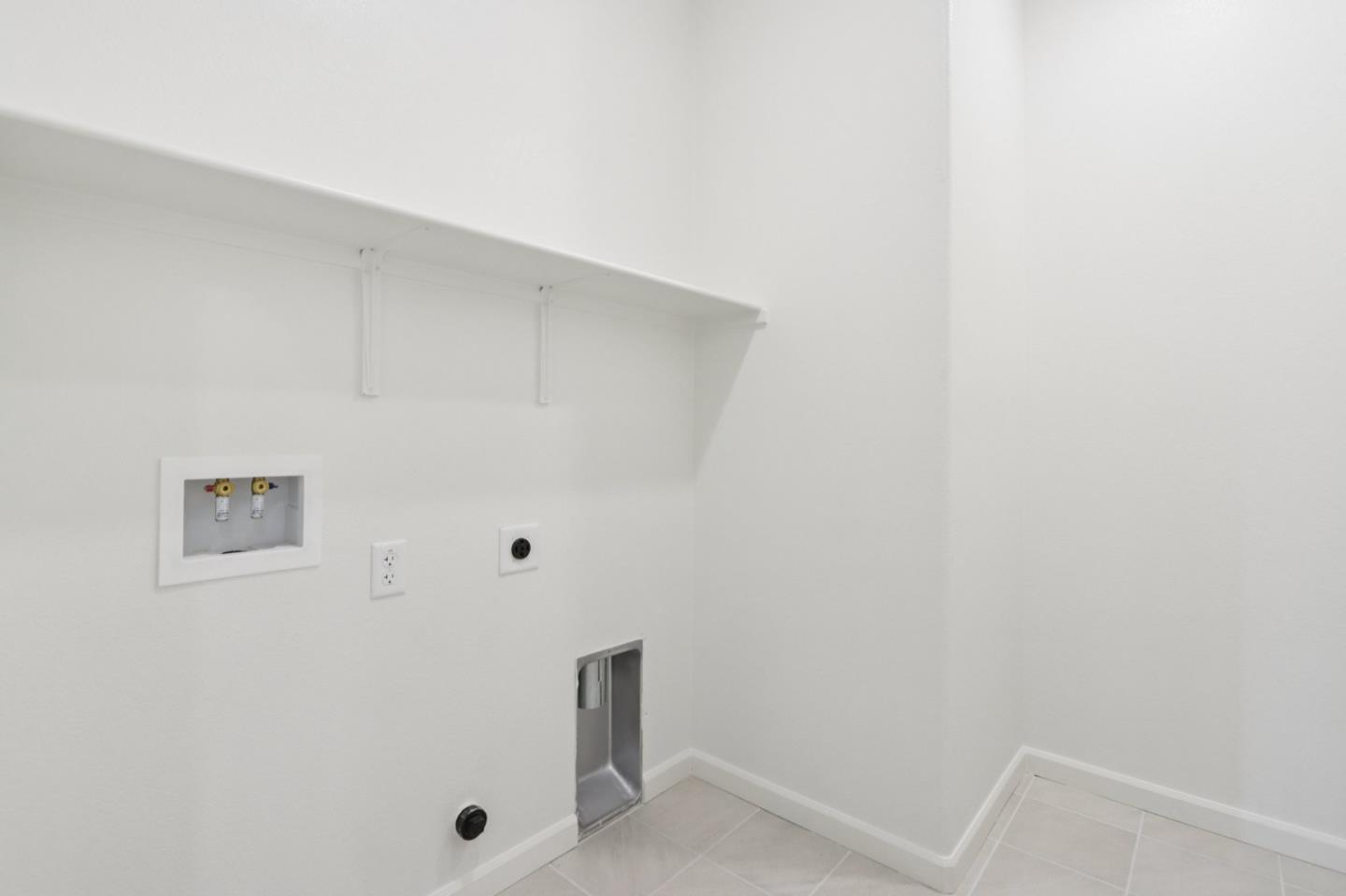 Detail Gallery Image 18 of 35 For 1871 Amaryllis Dr, Hollister,  CA 95023 - 4 Beds | 3 Baths