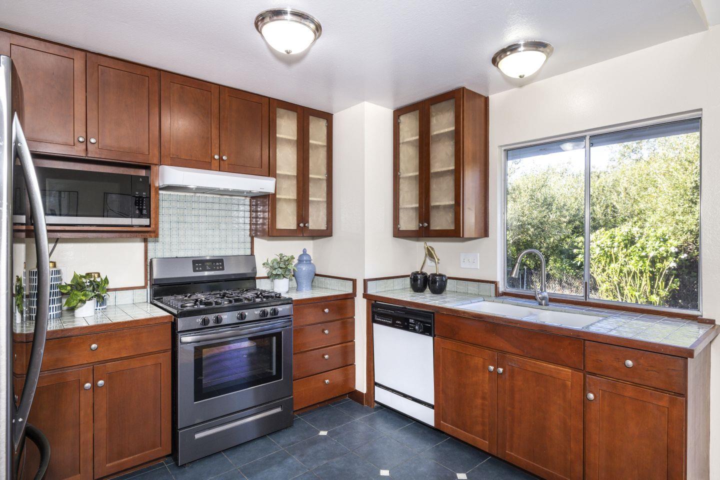 Detail Gallery Image 11 of 30 For 441 Bridgeport Dr, El Granada,  CA 94018 - 3 Beds | 2 Baths