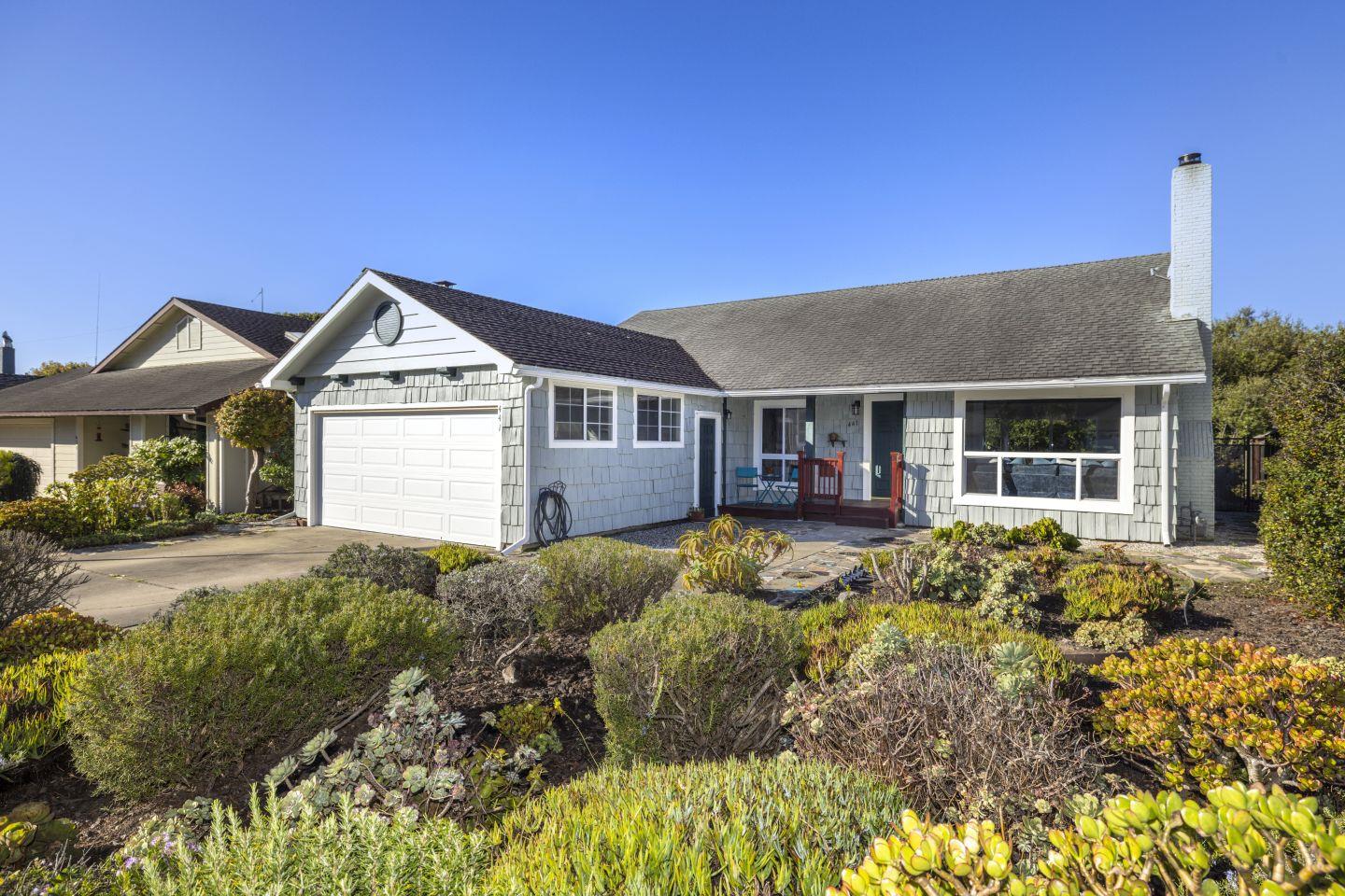 Detail Gallery Image 2 of 30 For 441 Bridgeport Dr, El Granada,  CA 94018 - 3 Beds | 2 Baths