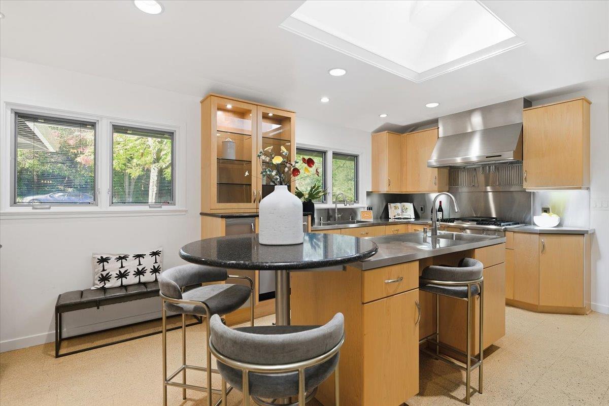 Detail Gallery Image 11 of 38 For 375 La Cuesta Dr, Portola Valley,  CA 94028 - 3 Beds | 2 Baths