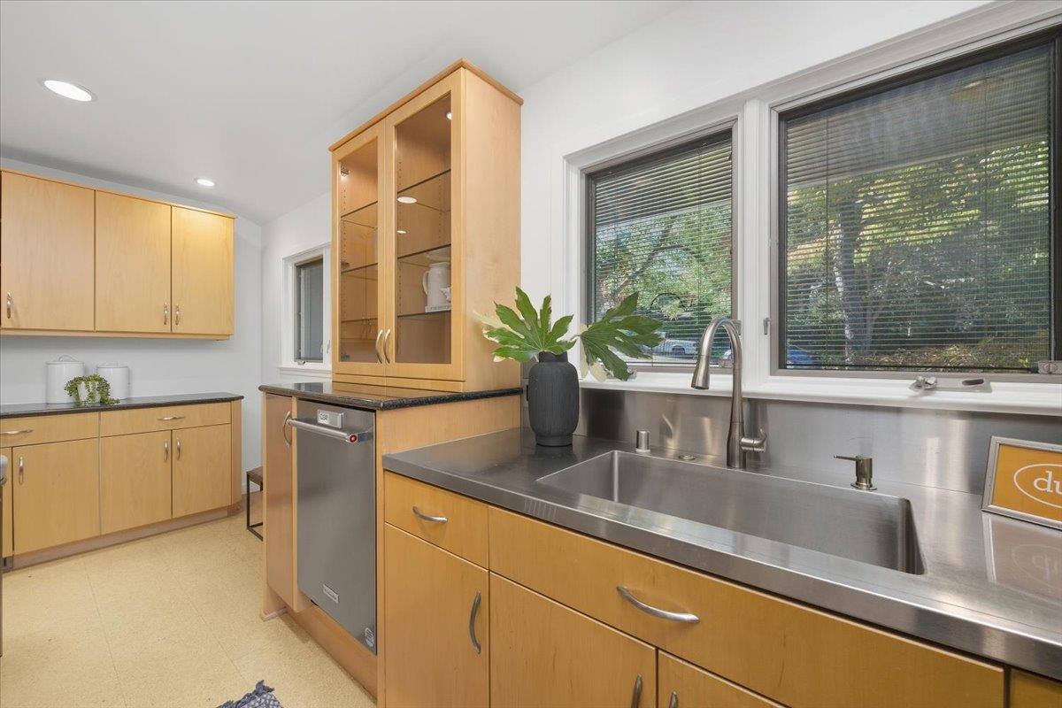 Detail Gallery Image 13 of 38 For 375 La Cuesta Dr, Portola Valley,  CA 94028 - 3 Beds | 2 Baths