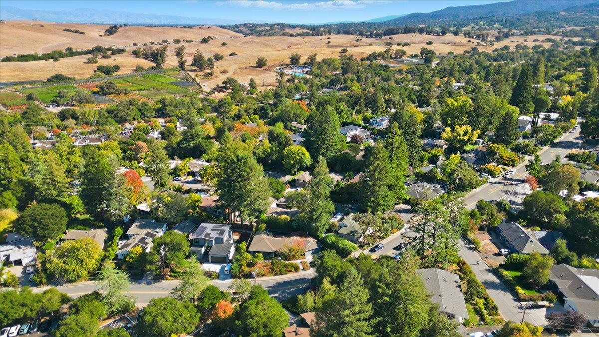 Detail Gallery Image 34 of 38 For 375 La Cuesta Dr, Portola Valley,  CA 94028 - 3 Beds | 2 Baths