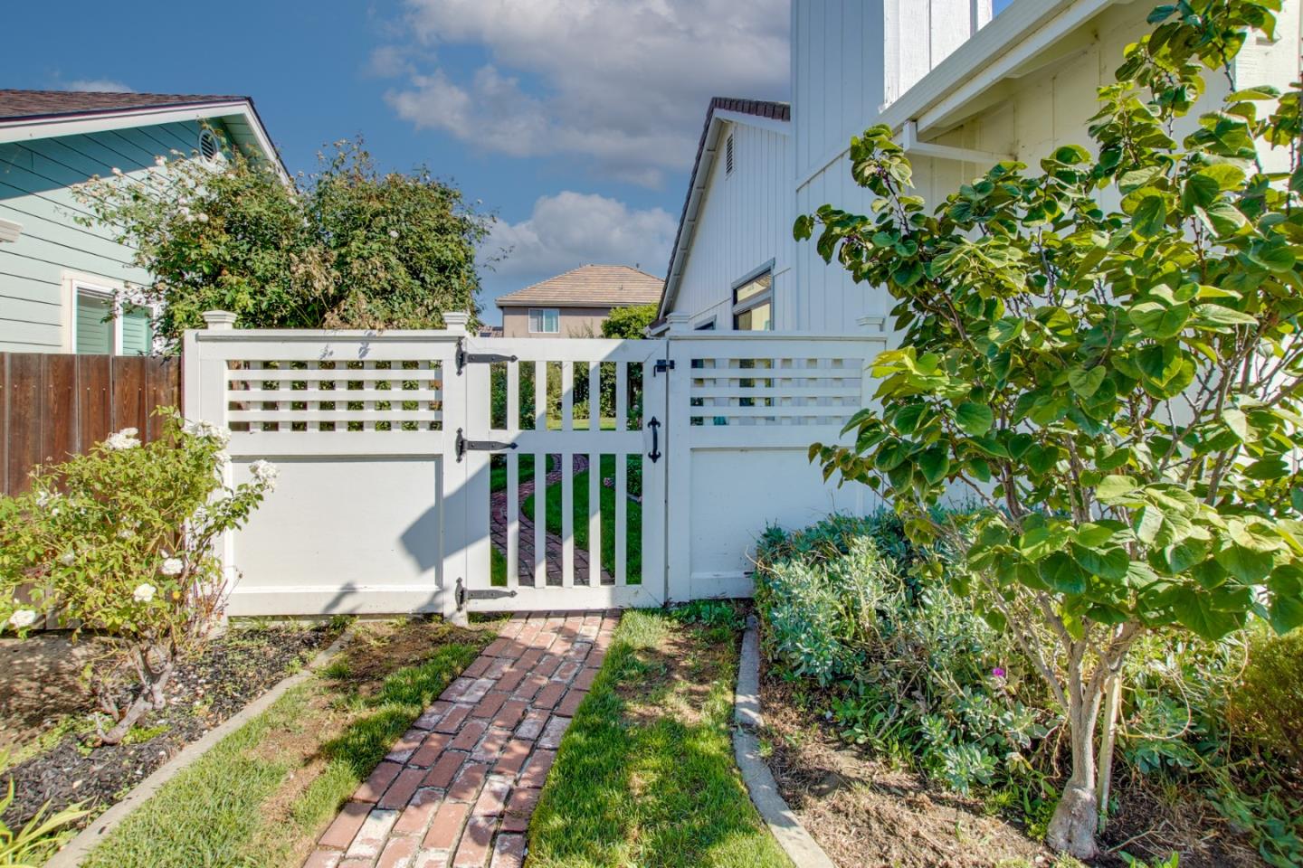 Detail Gallery Image 4 of 49 For 350 Tina Dr, Hollister,  CA 95023 - 4 Beds | 2 Baths