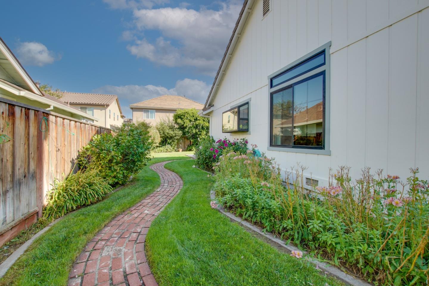 Detail Gallery Image 5 of 49 For 350 Tina Dr, Hollister,  CA 95023 - 4 Beds | 2 Baths