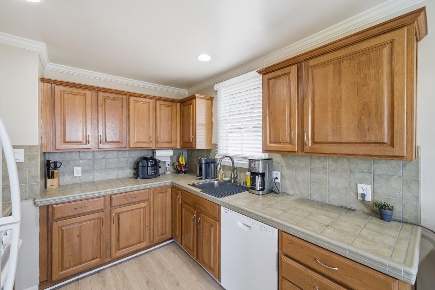 Detail Gallery Image 16 of 32 For 180 Elm St, San Carlos,  CA 94070 - – Beds | – Baths