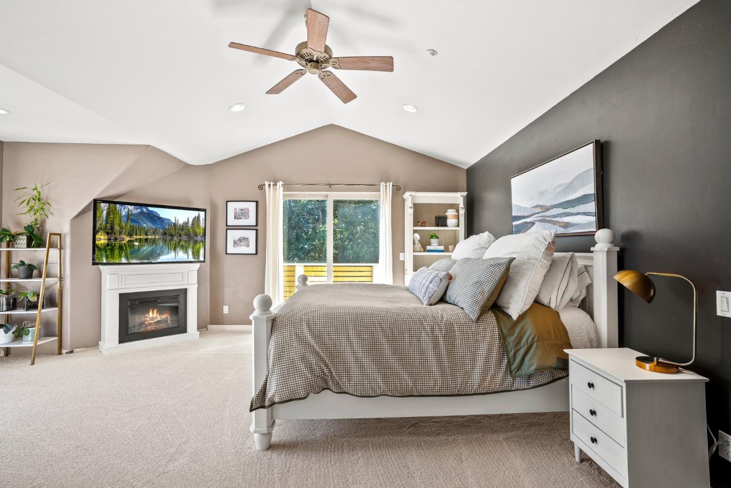 Detail Gallery Image 17 of 33 For 180 Delaveaga Park Dr, Santa Cruz,  CA 95065 - 3 Beds | 2/1 Baths