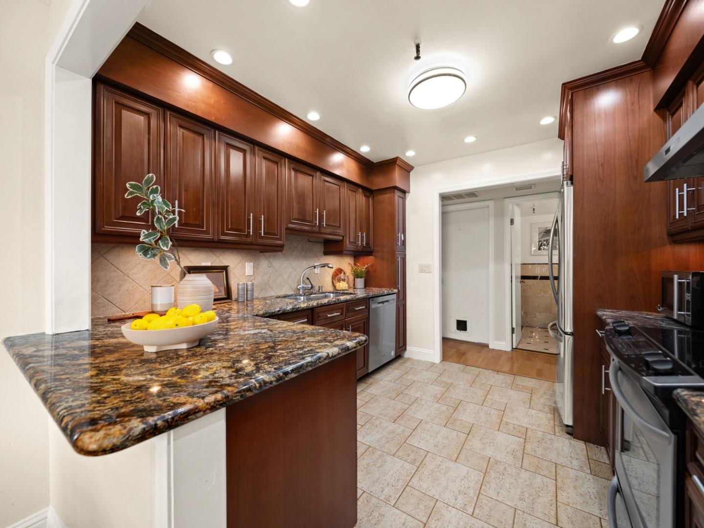 Detail Gallery Image 9 of 24 For 49 Showers Dr #D460,  Mountain View,  CA 94040 - 3 Beds | 2/1 Baths
