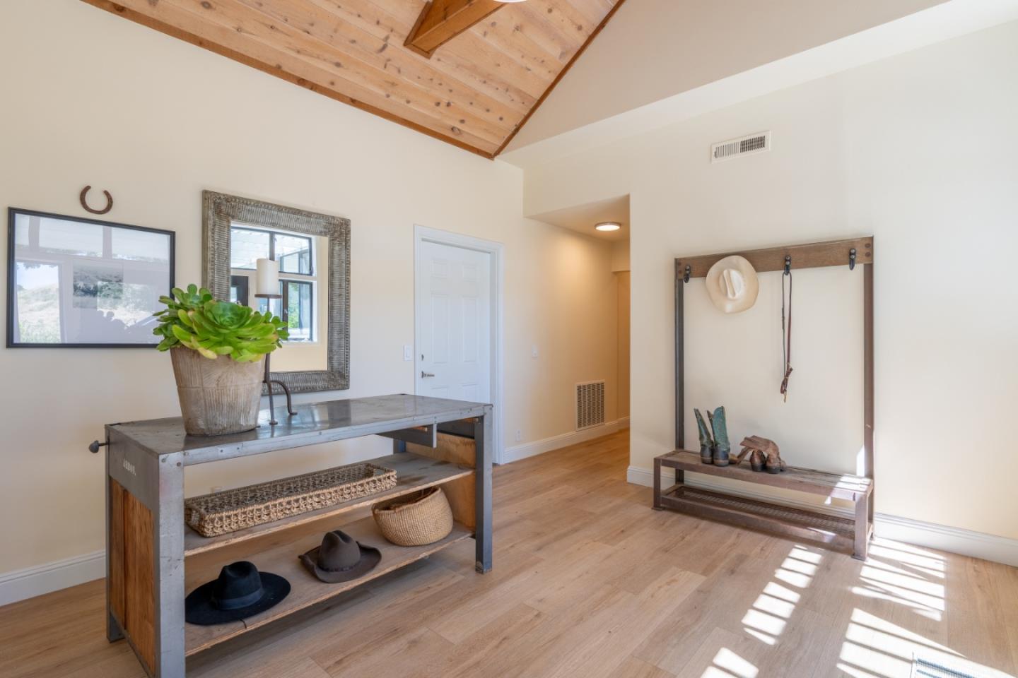 Detail Gallery Image 10 of 33 For 31315 via La Naranga, Carmel Valley,  CA 93924 - 4 Beds | 3/1 Baths