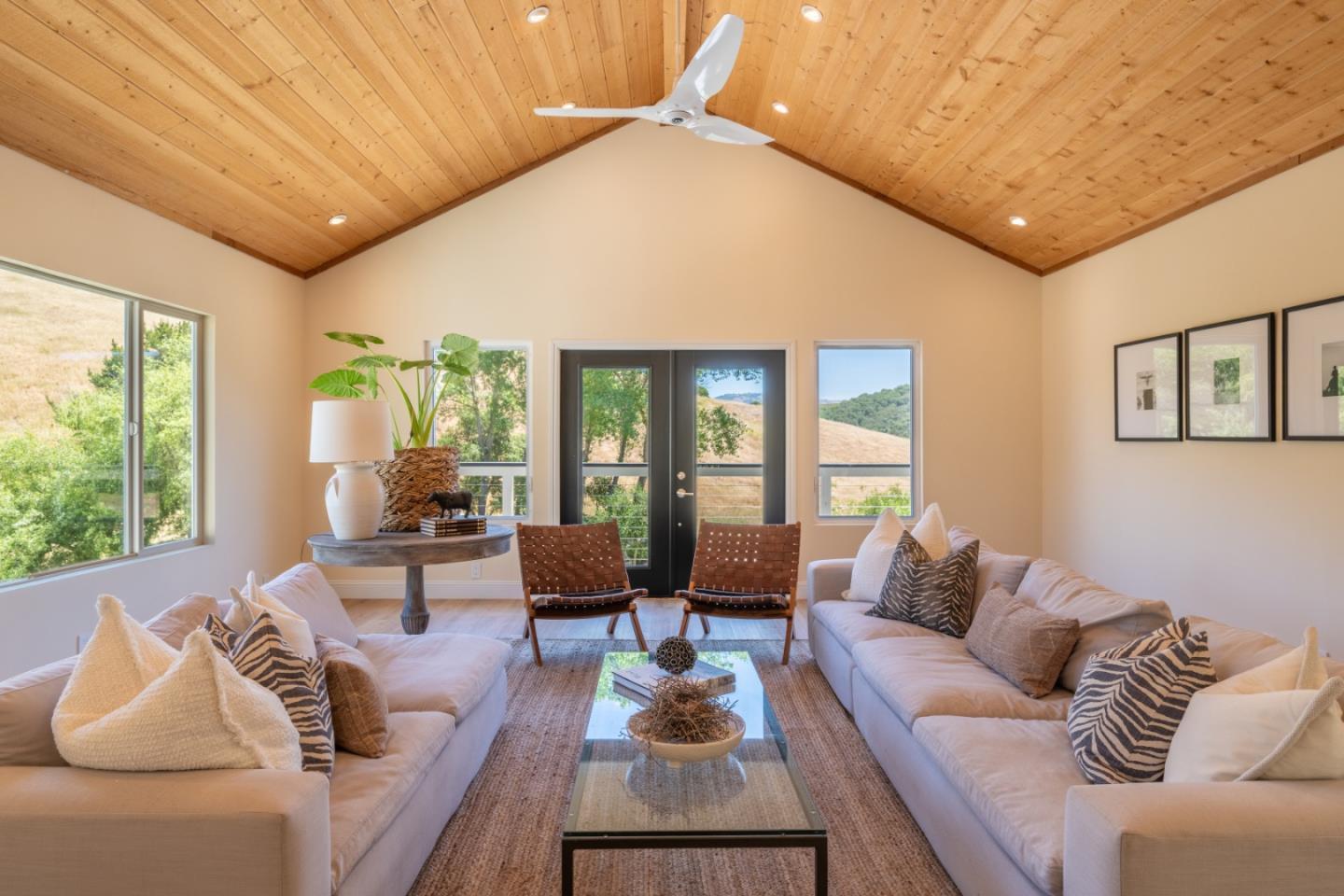 Detail Gallery Image 4 of 33 For 31315 via La Naranga, Carmel Valley,  CA 93924 - 4 Beds | 3/1 Baths