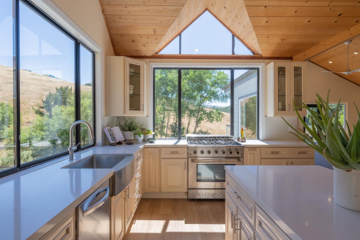 Detail Gallery Image 5 of 33 For 31315 via La Naranga, Carmel Valley,  CA 93924 - 4 Beds | 3/1 Baths