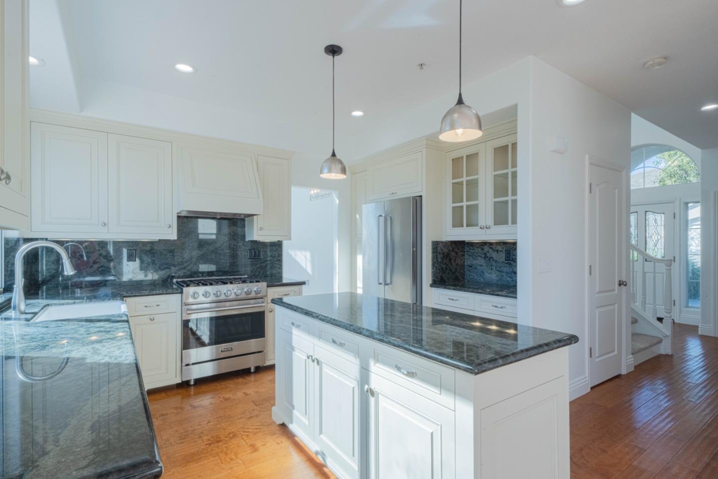 Detail Gallery Image 2 of 47 For 21905 Azure Crest Ct, Salinas,  CA 93908 - 3 Beds | 2/1 Baths