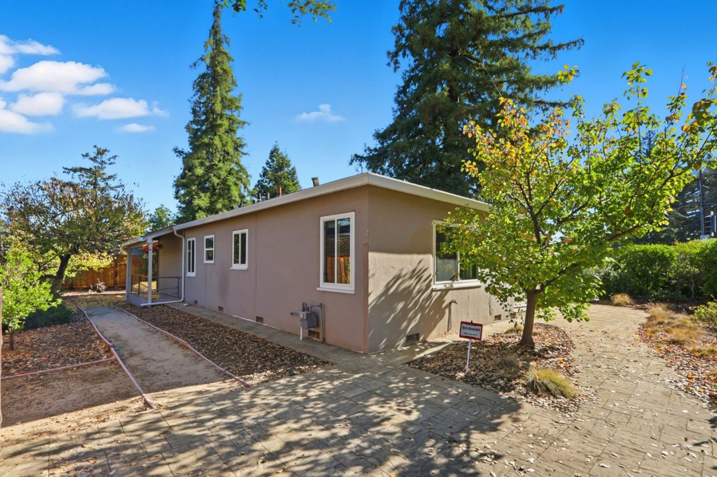 Detail Gallery Image 10 of 40 For 179 Giffin Rd, Los Altos,  CA 94022 - 2 Beds | 2 Baths