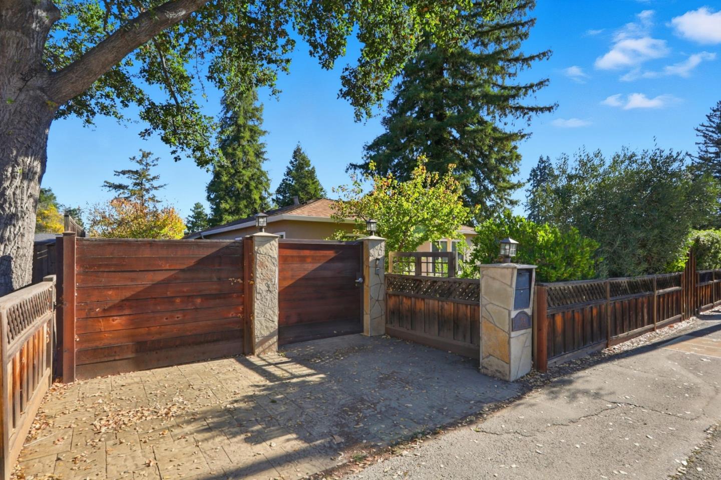 Detail Gallery Image 5 of 40 For 179 Giffin Rd, Los Altos,  CA 94022 - 2 Beds | 2 Baths