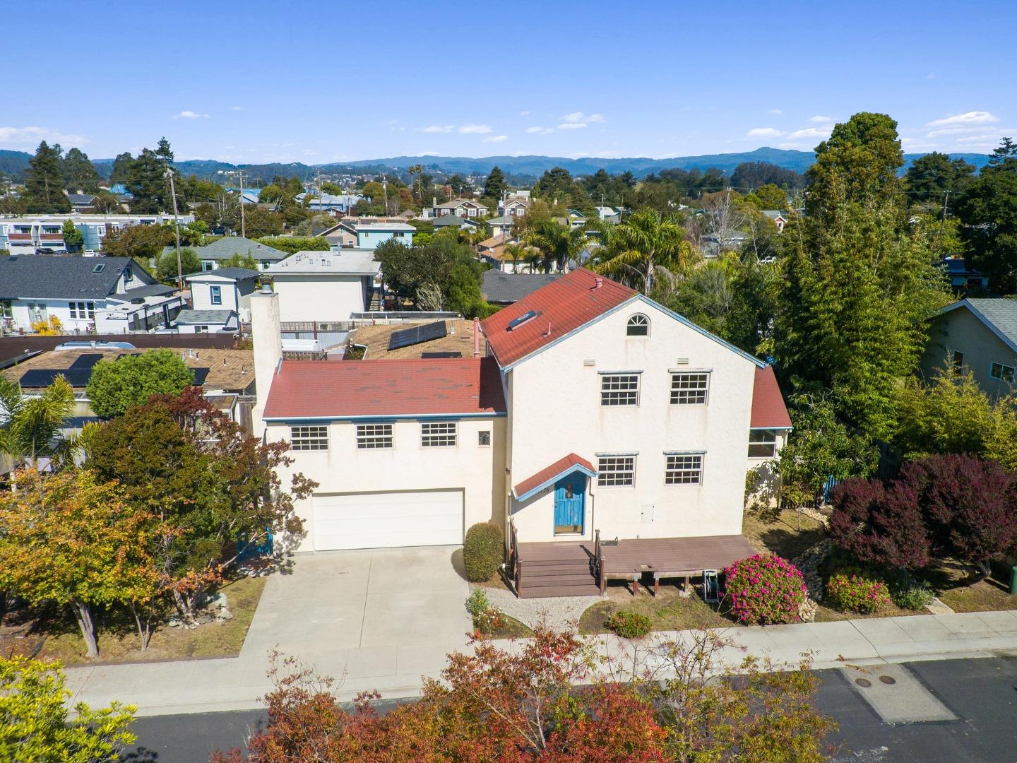 Detail Gallery Image 4 of 56 For 1735 Matthews Ln, Santa Cruz,  CA 95062 - 3 Beds | 2 Baths