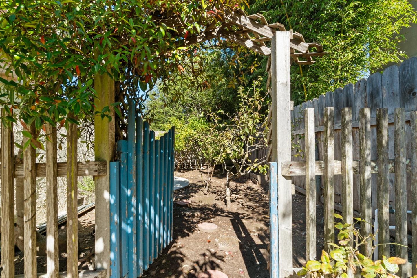 Detail Gallery Image 43 of 56 For 1735 Matthews Ln, Santa Cruz,  CA 95062 - 3 Beds | 2 Baths