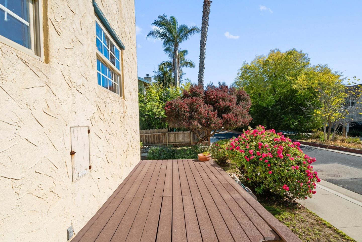 Detail Gallery Image 6 of 56 For 1735 Matthews Ln, Santa Cruz,  CA 95062 - 3 Beds | 2 Baths