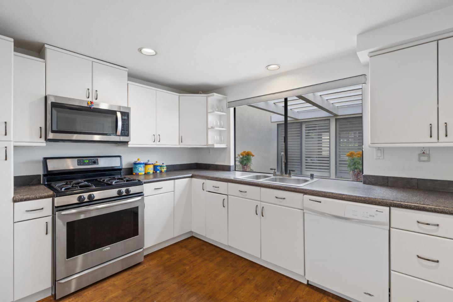 Detail Gallery Image 18 of 36 For 15 Morena, Irvine,  CA 92612 - 2 Beds | 2/1 Baths