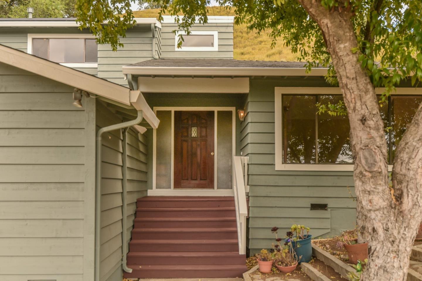 Detail Gallery Image 3 of 31 For 15223 Perry Ln, Morgan Hill,  CA 95037 - 4 Beds | 2/1 Baths