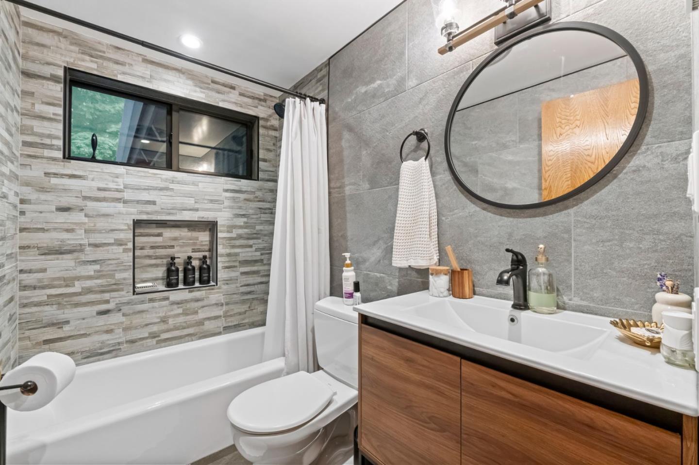 Detail Gallery Image 28 of 41 For 12351 Indian Rock Way, Los Gatos,  CA 95033 - 3 Beds | 2/1 Baths