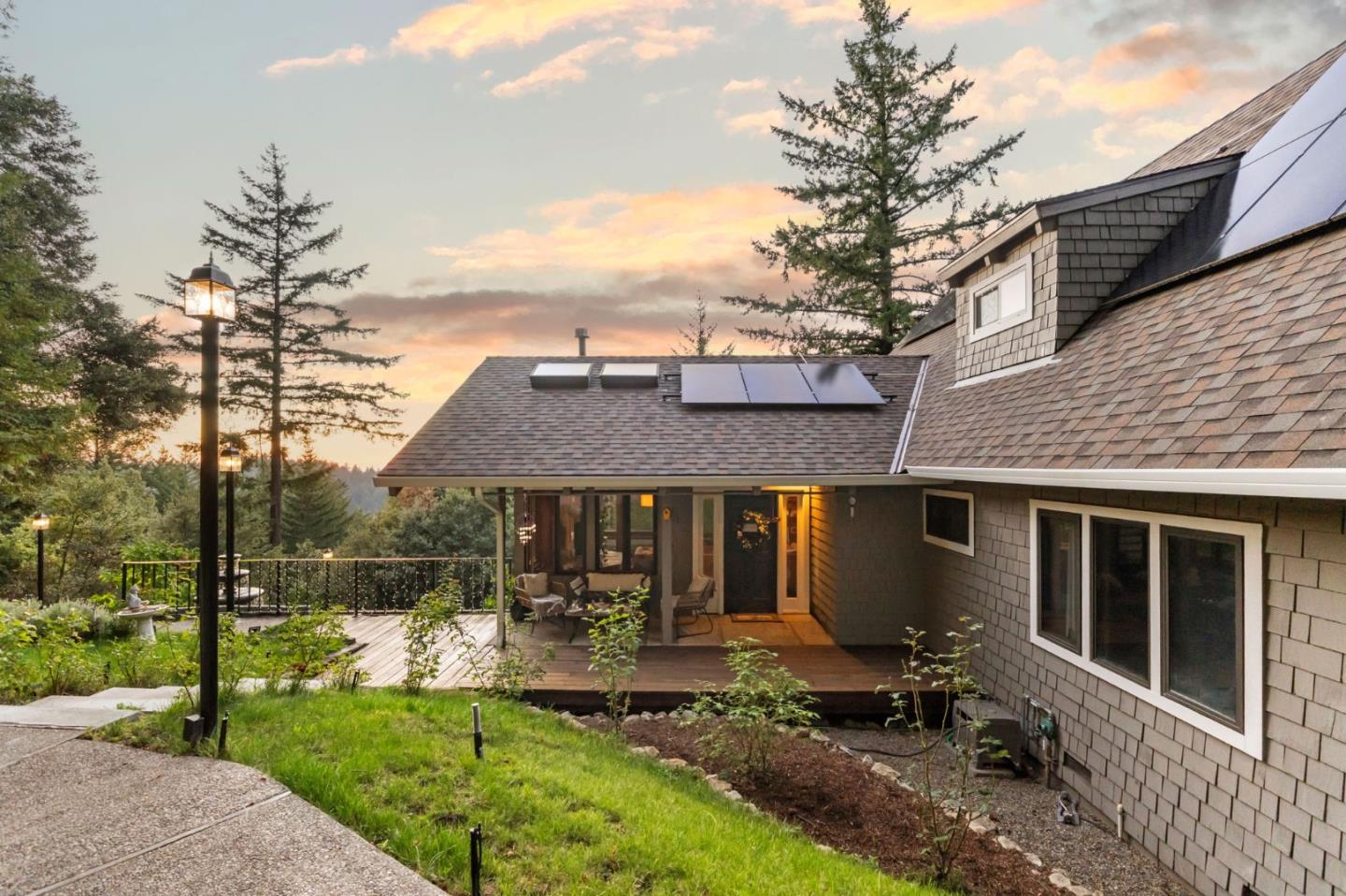 Detail Gallery Image 3 of 41 For 12351 Indian Rock Way, Los Gatos,  CA 95033 - 3 Beds | 2/1 Baths