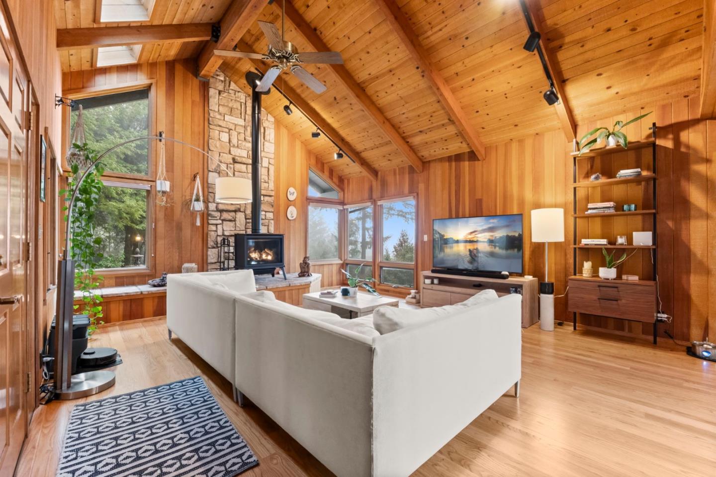 Detail Gallery Image 9 of 41 For 12351 Indian Rock Way, Los Gatos,  CA 95033 - 3 Beds | 2/1 Baths